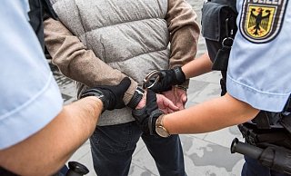 Der junge Mann aus Herford ist bereits polizeibekannt. Er wurde festgenommen und seine Waffe wurde beschlagnahmt. - Symbolfoto: Bundespolizei Der junge Mann aus Herford ist bereits polizeibekannt. Er wurde festgenommen und seine Waffe wurde beschlagnahmt. - Symbolfoto: Bundespolizei