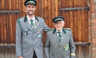 Ihr Herz schlägt für den Bürger-Schützenverein Brakel: Der junge Schützenkönig Max Menne (25) und Willi Bröker (98), der seit 80 Jahren dem Verein die Treue hält. - Helga Krooß Ihr Herz schlägt für den Bürger-Schützenverein Brakel: Der junge Schützenkönig Max Menne (25) und Willi Bröker (98), der seit 80 Jahren dem Verein die Treue hält. - Helga Krooß