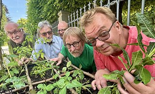 Den Geschichten der Pflanzen hören (v. l.) Clemens Henkel, Peter Leichter, Andreas Wittgen, Hermann-Josef Weitekamp und Andreas Bogel ganz genau zu. - Jens Reddeker Den Geschichten der Pflanzen hören (v. l.) Clemens Henkel, Peter Leichter, Andreas Wittgen, Hermann-Josef Weitekamp und Andreas Bogel ganz genau zu. - Jens Reddeker