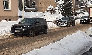 Die Situation in Dalhausen ist ohnehin schon eng, durch die Schneemassen hat sich die Lage an der Ortsdurchfahrt allerdings dramatisch verschlechtert. - Britta Waldeyer Die Situation in Dalhausen ist ohnehin schon eng, durch die Schneemassen hat sich die Lage an der Ortsdurchfahrt allerdings dramatisch verschlechtert. - Britta Waldeyer