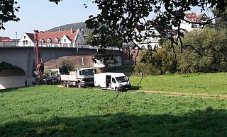 Auf den Weserwiesen in Höxter haben die Arbeiten an der Brücke begonnen. Die eigentliche Sanierung startet allerdings noch nicht. - Michaela Bast Auf den Weserwiesen in Höxter haben die Arbeiten an der Brücke begonnen. Die eigentliche Sanierung startet allerdings noch nicht. - Michaela Bast