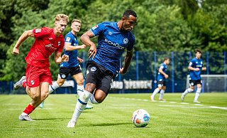 Noah Sarenren Bazee bringt Arminia im Test gegen Verl II früh in Führung. - Sarah Jonek Noah Sarenren Bazee bringt Arminia im Test gegen Verl II früh in Führung. - Sarah Jonek