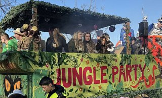 Der Prinzenwagen des Karnevalverein Scharmede mit dem amtierenden Prinzenpaar Phil Clenaghan, dem Redseligen, und Felix Dedores, dem Glücklichen. - Carola Drabon Der Prinzenwagen des Karnevalverein Scharmede mit dem amtierenden Prinzenpaar Phil Clenaghan, dem Redseligen, und Felix Dedores, dem Glücklichen. - Carola Drabon