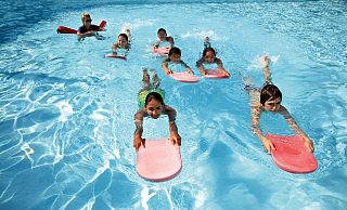 An warmen Sommertagen bieten Bielefelder Freibäder eine willkommene Abkühlung für Kinder und Erwachsene. - Symbolbild: Unsplash An warmen Sommertagen bieten Bielefelder Freibäder eine willkommene Abkühlung für Kinder und Erwachsene. - Symbolbild: Unsplash