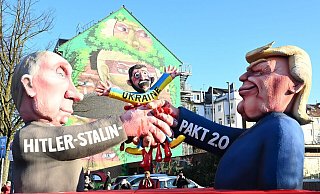 Auf einem der Düsseldorfer Rosenmontagswagen schließen Donald Trump und Wladimir Putin einen «Hitler-Stalin-Pakt 2.0» auf Kosten der Ukraine ab. - Federico Gambarini/dpa Auf einem der Düsseldorfer Rosenmontagswagen schließen Donald Trump und Wladimir Putin einen «Hitler-Stalin-Pakt 2.0» auf Kosten der Ukraine ab. - Federico Gambarini/dpa