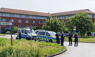 Dieses Foto zeigt das Hafthaus Ummeln mit dem Schiebetor, das zur Busschleuse führt. Der Ausbrecher sprang über so ein Tor, allerdings über das Innentor (2,83 Meter hoch). - Friso Gentsch/dpa Dieses Foto zeigt das Hafthaus Ummeln mit dem Schiebetor, das zur Busschleuse führt. Der Ausbrecher sprang über so ein Tor, allerdings über das Innentor (2,83 Meter hoch). - Friso Gentsch/dpa