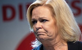 Nancy Faeser, Spitzenkandidatin der SPD und Bundesinnenministerin, scheint mit dem Ergebnis der Wahl nicht zufrieden. - Boris Roessler/dpa Nancy Faeser, Spitzenkandidatin der SPD und Bundesinnenministerin, scheint mit dem Ergebnis der Wahl nicht zufrieden. - Boris Roessler/dpa