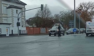 Polizisten regeln den Verkehr. - privat Polizisten regeln den Verkehr. - privat