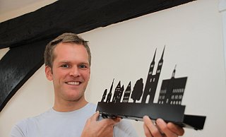 Michel Schaefer hat aus der Skyline von Höxter eine Geschenkidee entwickelt. - David Schellenberg Michel Schaefer hat aus der Skyline von Höxter eine Geschenkidee entwickelt. - David Schellenberg