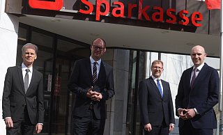 Rainer Janke (l.), Vorstandsvorsitzender der Sparkasse Bad Oeynhausen-Porta Westfalica, geht Ende August in den Ruhestand. Sein Nachfolger wird Matthias Paschke (r.), Markus Krawietz (2. v. l.) wird im September zweites Vorstandsmitglied, Stefan Wendt ist seit Jahresbeginn Vertreter des Vorstands. - Jörg Stuke Rainer Janke (l.), Vorstandsvorsitzender der Sparkasse Bad Oeynhausen-Porta Westfalica, geht Ende August in den Ruhestand. Sein Nachfolger wird Matthias Paschke (r.), Markus Krawietz (2. v. l.) wird im September zweites Vorstandsmitglied, Stefan Wendt ist seit Jahresbeginn Vertreter des Vorstands. - Jörg Stuke