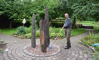 Der Amelunxer Ralf Meibom kümmert sich ehrenamtlich um den Lebensgarten und hat das Gelände rund um die drei neuen Stelen gestaltet. - Nicole Fischer Der Amelunxer Ralf Meibom kümmert sich ehrenamtlich um den Lebensgarten und hat das Gelände rund um die drei neuen Stelen gestaltet. - Nicole Fischer