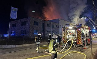 Die Firma Bestpool in Steinhagen im Kreis Gütersloh wurde durch einen Großbrand vor vier Wochen zerstört. Die Schäden reichten kilometerweit. Die Firma Bestpool in Steinhagen im Kreis Gütersloh wurde durch einen Großbrand vor vier Wochen zerstört. Die Schäden reichten kilometerweit.