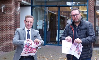Bürgermeister Ulrich Berger (l.) und Dirk Witulski vom Verkehrsverein zerreißen schweren Herzens die Martini-Markt-Plakate. - Jochem Schulze Bürgermeister Ulrich Berger (l.) und Dirk Witulski vom Verkehrsverein zerreißen schweren Herzens die Martini-Markt-Plakate. - Jochem Schulze