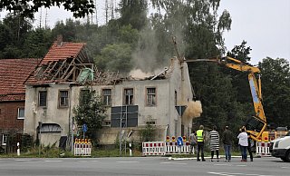 Dach und Giebel des maroden Hauses an der B241 wurde am Donnerstagvormittag eingedrückt und abgerissen. - Simone Flörke Dach und Giebel des maroden Hauses an der B241 wurde am Donnerstagvormittag eingedrückt und abgerissen. - Simone Flörke