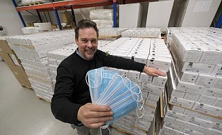 Noch rund 750.000 medizinische Masken "Made in Germany" liegen bei Kai Trüggelmann auf Lager. - Andreas Zobe Noch rund 750.000 medizinische Masken "Made in Germany" liegen bei Kai Trüggelmann auf Lager. - Andreas Zobe
