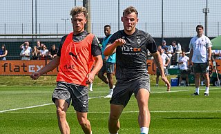 Ein künftiger Armine und ein ehemaliger: Mika Schroers (rechts) im Training der Borussia mit Gladbachs Profi Robin Hack. - IMAGO/Eibner Ein künftiger Armine und ein ehemaliger: Mika Schroers (rechts) im Training der Borussia mit Gladbachs Profi Robin Hack. - IMAGO/Eibner