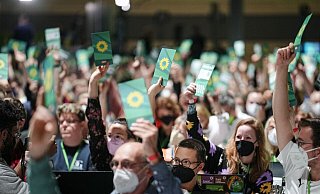 Delegierte stimmen beim Bundesparteitag von Bündnis 90/Die Grünen über einen Antrag ab. Am Sonntag, dem letzten Tag des Grünen-Parteitages, steht das Thema Klimaschutz auf der Tagesordnung. - Kay Nietfeld/dpa Delegierte stimmen beim Bundesparteitag von Bündnis 90/Die Grünen über einen Antrag ab. Am Sonntag, dem letzten Tag des Grünen-Parteitages, steht das Thema Klimaschutz auf der Tagesordnung. - Kay Nietfeld/dpa