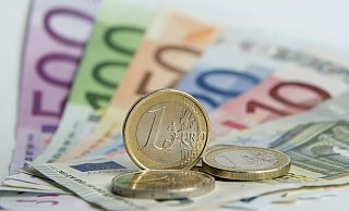 Scheine und Münzen: Davon braucht die Stadt Herford reichlich, um das Vier-Millionen-Euro-Defizit auszugleichen. Doch wo ansetzen? - picture alliance / Daniel Reinhardt/dpa Scheine und Münzen: Davon braucht die Stadt Herford reichlich, um das Vier-Millionen-Euro-Defizit auszugleichen. Doch wo ansetzen? - picture alliance / Daniel Reinhardt/dpa