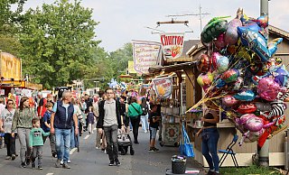 Die Kirmesmeile in der Allee füllte sich schon am Freitagnachmittag. - Regina Brucksch Die Kirmesmeile in der Allee füllte sich schon am Freitagnachmittag. - Regina Brucksch