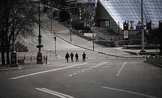 Mitglieder der ukrainischen Streitkräfte patrouillieren in den Straßen von Kiew. - AFP/Aris Messinis Mitglieder der ukrainischen Streitkräfte patrouillieren in den Straßen von Kiew. - AFP/Aris Messinis