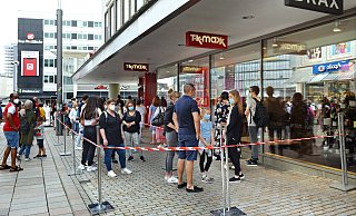 Vor größeren Geschäften wie TK Maxx bilden sich am Brückentag lange Schlangen. - Barbara Franke Vor größeren Geschäften wie TK Maxx bilden sich am Brückentag lange Schlangen. - Barbara Franke
