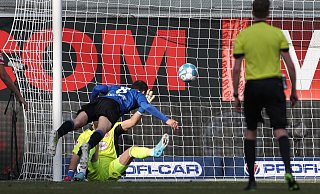 SCP-Kapitän Ron Schallenberg köpft in der Nachspielzeit zum 1:1-Endstand ein. Der bärenstarke Fortunen-Keeper Florian Kastenmeier ist ausnahmsweise machtlos. - picture alliance/dpa SCP-Kapitän Ron Schallenberg köpft in der Nachspielzeit zum 1:1-Endstand ein. Der bärenstarke Fortunen-Keeper Florian Kastenmeier ist ausnahmsweise machtlos. - picture alliance/dpa