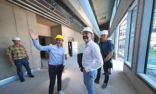Schulleiter Marcus Göcke und Beigeordneter Henning Matthes (vorne v. l.) sowie Projektleiter Carsten Deiwiks (r.) beim Baustellenrundgang in der neuen Magistrale. - Andreas Frücht Schulleiter Marcus Göcke und Beigeordneter Henning Matthes (vorne v. l.) sowie Projektleiter Carsten Deiwiks (r.) beim Baustellenrundgang in der neuen Magistrale. - Andreas Frücht