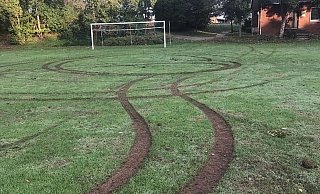 Bild der Zerstörung: Der Platz in Wietersheim war durch die Fahrmanöver des 19-Jährigen stark beschädigt. - MT Bild der Zerstörung: Der Platz in Wietersheim war durch die Fahrmanöver des 19-Jährigen stark beschädigt. - MT