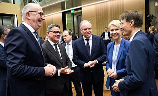 Stephan Weil (SPD), Ministerpräsident von Niedersachsen, mit Amtskollegen im Bundersat. - Bernd von Jutrczenka/dpa Stephan Weil (SPD), Ministerpräsident von Niedersachsen, mit Amtskollegen im Bundersat. - Bernd von Jutrczenka/dpa