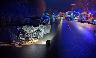 Ein mit zwei Insassen besetzter Skoda, der vermutlich aus der Linnenstraße auf die Bundesstraße 64 einbog, erfasste den VW T6 seitlich und katapultierte ihn über die Schutzplanke. - Feuerwehr Delbrück Ein mit zwei Insassen besetzter Skoda, der vermutlich aus der Linnenstraße auf die Bundesstraße 64 einbog, erfasste den VW T6 seitlich und katapultierte ihn über die Schutzplanke. - Feuerwehr Delbrück
