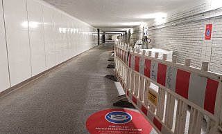 Die Sanierung am Bahnhof Löhne schreiten weiter voran. Neben einem neuen Boden haben jetzt auch die Wände den neuen, hellen Look. - Susanne Barth Die Sanierung am Bahnhof Löhne schreiten weiter voran. Neben einem neuen Boden haben jetzt auch die Wände den neuen, hellen Look. - Susanne Barth