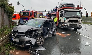 Die Frau wurde infolge des Unfalls in ihrem Auto eingeklemmt. - Ralph Meyer Die Frau wurde infolge des Unfalls in ihrem Auto eingeklemmt. - Ralph Meyer