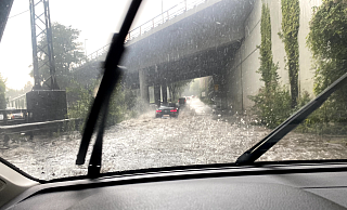 An einer Auffahrt auf den Ostwestfalendamm in Bielefeld hatte das Wasser die Straße überflutet, wie dieses vom Beifahrer eines Lesers aufgenommene Foto zeigt. - Privat An einer Auffahrt auf den Ostwestfalendamm in Bielefeld hatte das Wasser die Straße überflutet, wie dieses vom Beifahrer eines Lesers aufgenommene Foto zeigt. - Privat