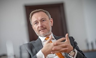 Finanzminister Christian Lindner sieht ab 2028 finanzielle Spielräume für den Verteidigungsetat. - Michael Kappeler/dpa Finanzminister Christian Lindner sieht ab 2028 finanzielle Spielräume für den Verteidigungsetat. - Michael Kappeler/dpa