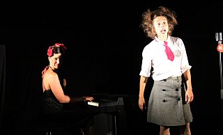 Das „Duo Luna Tic“ begeistert im Paderborner Bonifatiushof beim Nachtkabarett. - Moritz Jülich Das „Duo Luna Tic“ begeistert im Paderborner Bonifatiushof beim Nachtkabarett. - Moritz Jülich