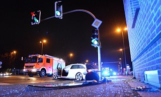 Bei dem Unfall vor der Haustür von Hubert Hemken to Krax entstand ein Sachschaden von 60.000 Euro, drei Menschen wurden verletzt. - Andreas Eickhoff Bei dem Unfall vor der Haustür von Hubert Hemken to Krax entstand ein Sachschaden von 60.000 Euro, drei Menschen wurden verletzt. - Andreas Eickhoff