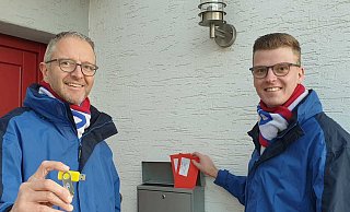 Präsident Matthias Gersch (l.) und sein Stellvertreter Lukas Wöstefeld verteilen USB-Sticks mit dem Karnevalsfilm und Bildern vergangener Tage. - Karnevalsverein Ovenhausen Präsident Matthias Gersch (l.) und sein Stellvertreter Lukas Wöstefeld verteilen USB-Sticks mit dem Karnevalsfilm und Bildern vergangener Tage. - Karnevalsverein Ovenhausen