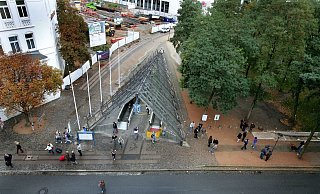 Szenetreff: Aus dieser Perspektive wird deutlich warum der Stadtbahnabgang zwischen Bahnhof und Stadthalle von den Drogenabhängigen den Spitznamen „Tüte“ erhielt. Rechts daneben sind die Schilder zu erkennen die Alkoholkonsum und Lagern verbieten. - Andreas Zobe Szenetreff: Aus dieser Perspektive wird deutlich warum der Stadtbahnabgang zwischen Bahnhof und Stadthalle von den Drogenabhängigen den Spitznamen „Tüte“ erhielt. Rechts daneben sind die Schilder zu erkennen die Alkoholkonsum und Lagern verbieten. - Andreas Zobe
