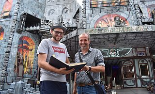 Blick in die Bücher: Bernd Rosenberger (r.) vom Bauordnungsamt kontrolliert die Geisterbahn Dämonium von Junior-Betreiber Marvin Blume. - Svenja Ludwig Blick in die Bücher: Bernd Rosenberger (r.) vom Bauordnungsamt kontrolliert die Geisterbahn Dämonium von Junior-Betreiber Marvin Blume. - Svenja Ludwig