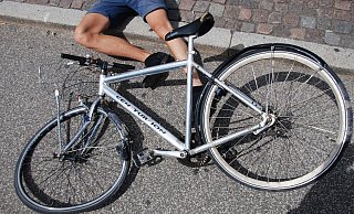 Symbolbild: Der 24-jährige Radfahrer stürzte nach der Kollision auf die Straße. - Pixabay Symbolbild: Der 24-jährige Radfahrer stürzte nach der Kollision auf die Straße. - Pixabay