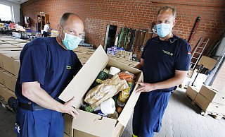 Tobias Johannhörster und Christian Machenschall organisieren für das Technische Hilfswerk das Corona-Logistiklager im ehemaligen Bauhof am Westfalenweg. - Roland Thöring Tobias Johannhörster und Christian Machenschall organisieren für das Technische Hilfswerk das Corona-Logistiklager im ehemaligen Bauhof am Westfalenweg. - Roland Thöring