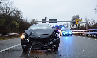 Die Front des Kia Ceed wurde bei dem Unfall auf der Bundesstraße 239 erheblich demoliert. - Polizei Herford Die Front des Kia Ceed wurde bei dem Unfall auf der Bundesstraße 239 erheblich demoliert. - Polizei Herford