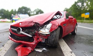 Der Mercedes knallte in das Auto der Linksabbiegerin. - Polizei Minden-Lübbecke Der Mercedes knallte in das Auto der Linksabbiegerin. - Polizei Minden-Lübbecke