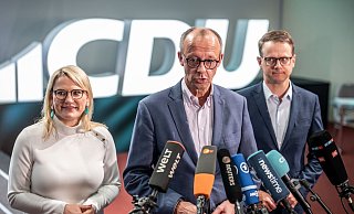 CDU-Chef Friedrich Merz (Mitte) - hier mit Generalsekretär Carsten Linnemann (r.) und dessen Stellvertreterin Christina Stumpp - hat die Kabinettsliste für seine Partei bekanntgegeben. - Michael Kappeler/dpa CDU-Chef Friedrich Merz (Mitte) - hier mit Generalsekretär Carsten Linnemann (r.) und dessen Stellvertreterin Christina Stumpp - hat die Kabinettsliste für seine Partei bekanntgegeben. - Michael Kappeler/dpa