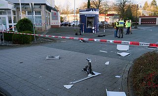 Ermittler der Polizei am gesprengten Geldautomaten in Paderborn-Sennelager. - Ralph Meyer Ermittler der Polizei am gesprengten Geldautomaten in Paderborn-Sennelager. - Ralph Meyer