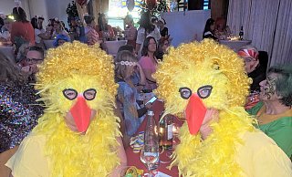 Schöne Augen hinter großen Vogelmasken beim Frauenkarneval in Bad Driburg. - Burkhard Battran Schöne Augen hinter großen Vogelmasken beim Frauenkarneval in Bad Driburg. - Burkhard Battran