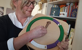 Die Farben unterteilen das Jahr und geben Orientierung. Christina Bolte, Gemeindereferentin im Pastoralen Raum Warburg, richtet den Zeiger auf die kommenden Wochen bis zum Weihnachtsfest. - Dieter Scholz Die Farben unterteilen das Jahr und geben Orientierung. Christina Bolte, Gemeindereferentin im Pastoralen Raum Warburg, richtet den Zeiger auf die kommenden Wochen bis zum Weihnachtsfest. - Dieter Scholz