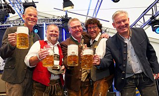O'zapft is: Darauf stoßen (v. l.) Wolfgang Thorwesten,, Walter Reisenauer, Thomas Westhof, Martin Wilhelm und Michael Berens an. - Ralph Meyer O'zapft is: Darauf stoßen (v. l.) Wolfgang Thorwesten,, Walter Reisenauer, Thomas Westhof, Martin Wilhelm und Michael Berens an. - Ralph Meyer