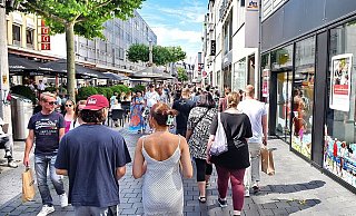 Die Täter stoppen in der Bielefelder Fußgängerzone Passanten und täuschen eine Notlage vor. - Barbara Franke Die Täter stoppen in der Bielefelder Fußgängerzone Passanten und täuschen eine Notlage vor. - Barbara Franke