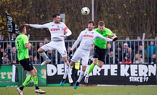 Der SV Rödinghausen (in grün) und der SC Verl (weiß) stellen die derzeit besten Teams der Regionalliga West. Daher hoffen sie, dass die Saison irgendwie bis zum Ende gespielt werden kann. - Noah Wedel Der SV Rödinghausen (in grün) und der SC Verl (weiß) stellen die derzeit besten Teams der Regionalliga West. Daher hoffen sie, dass die Saison irgendwie bis zum Ende gespielt werden kann. - Noah Wedel